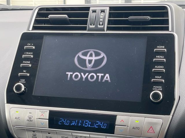 【メーカー純正ナビ】インテリアに溶け込むスタイリッシュな「専用設計」メーカーナビを装備♪視認性や操作性など基本性能にも優れ、より上質なカーライフをお楽しみいただけます。