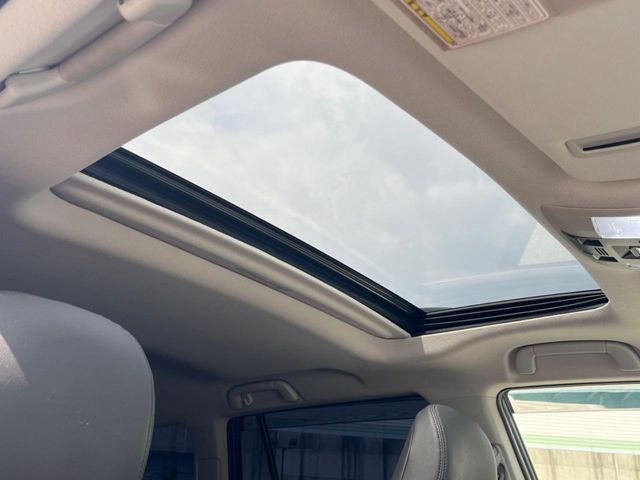 【サンルーフ】開放感たっぷりの希少装備、サンルーフが装着されています!車内に明かりを取り入れたり景色を楽しむ以外にも、車内の空気も簡単に換気できて快適です!