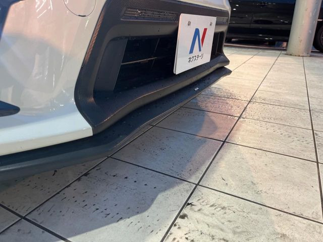 �ySTI�X�^�C���p�b�P�[�W�z�t�����g�E�T�C�h�E���A��STI�̃G�A���œ���B�O�ς̃X�|�[�e�B�[�����ۗ������Ă���邾���łȂ��A�������s���̋�̓o�����X���œK�����Ă���܂��B