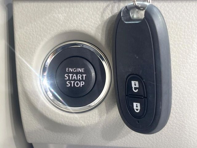 【キーレススタートシステム】カバンやポケットに入れたままでもドアの施錠・解錠が可能なスマートキーを装備。エンジンのオン・オフ時もカギを取り出す必要が無いからとっても便利です♪
