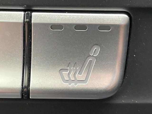 ●フロントシートヒーティング:運転席・助手席共に三段階で調節が可能なシートヒーターを装備しております。季節を問わず快適にご使用いただけます。