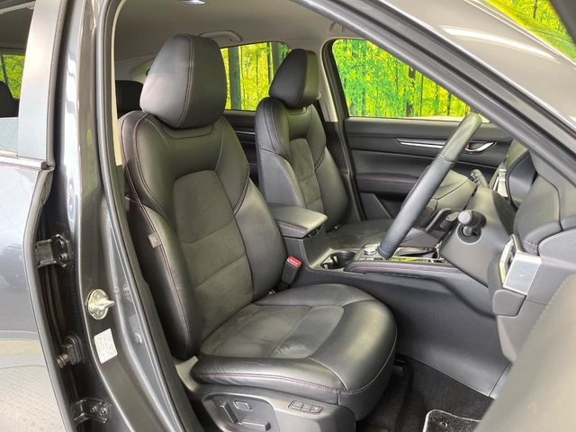 【ハーフレザーシート】高級感と座り心地を両立した人気のシート♪背面・座面のファブリック素材は、通気性の良さや滑りにくさに優れています。気温や服装に左右されず快適にお乗りいただけます。