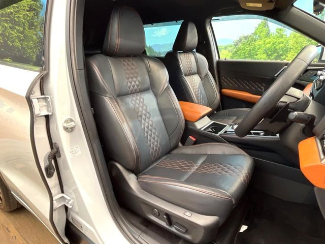 【黒革シート】上質な本革を使用し、高級感あふれる黒革シート。常に体に触れる部分だから、座り心地の良さにはこだわりたいですね♪汚れの付着や劣化を抑制する内装コーティング施工もおススメですよ♪