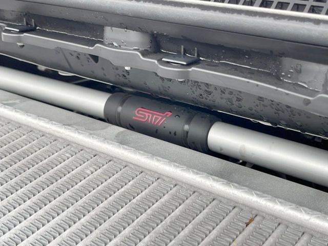 【STIタワーバー】お車の剛性を高めるタワーバーを装備。よりスムーズなコーナリング走行が可能となり、走りも楽しめます。