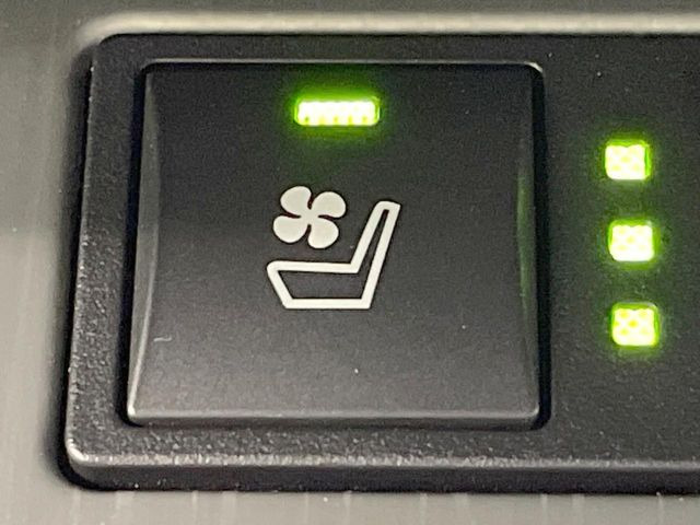 【シートベンチレーション】夏場は涼しい風でお尻や背中の熱やムレを防ぎ、冬はエアコンよりも早く温まってポカポカに!季節を問わず快適に過ごせます。