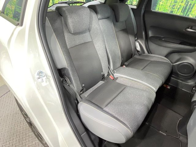 後部座席も気になるようなキズ・汚れやへたり等、大きなダメージはなく、良好な状態です。