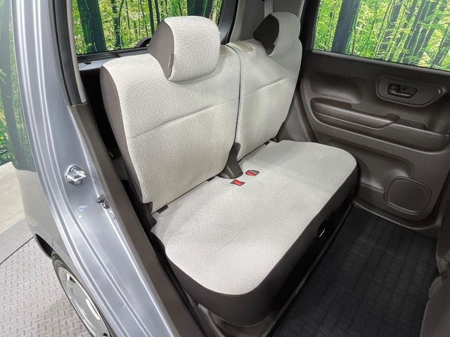 後部座席も気になるようなキズ・汚れやへたり等、大きなダメージはなく、良好な状態です。