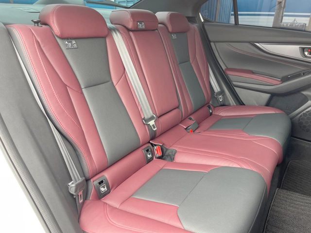 後部座席も気になるようなキズ・汚れやへたり等、大きなダメージはなく、良好な状態です。