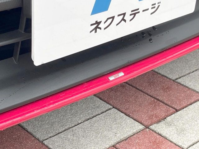 【STIスタイルパッケージ】フロント・サイド・リアをSTIのエアロで統一。外観のスポーティーさを際立たせてくれるだけでなく、高速走行時の空力バランスを最適化してくれます。