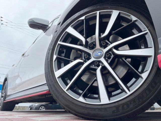 【純正18インチアルミホイール】外観にマッチした純正アルミホイールを装着しております。各種社外アルミホイールや、スタッドレスタイヤも取扱いしております。是非ご相談ください♪