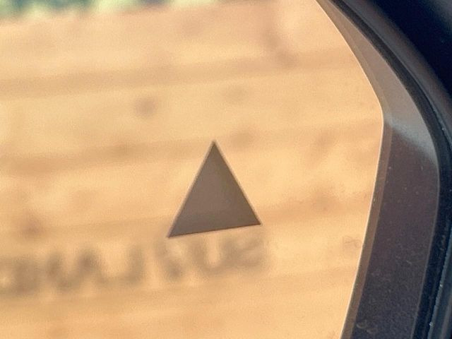 【後方車輛検知】走行中、ドアミラーの死角になりやすい箇所に後続車が接近するとサイドミラー付近に警告を表示、ドライバーに注意喚起をしてくれます。