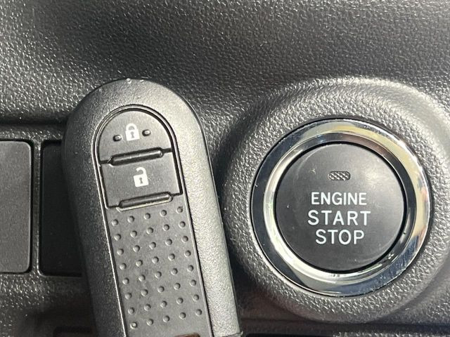 【キーフリーシステム】カバンやポケットに入れたままでもドアの施錠・解錠が可能なスマートキーを装備。エンジンのオン・オフ時もカギを取り出す必要が無いからとっても便利です♪