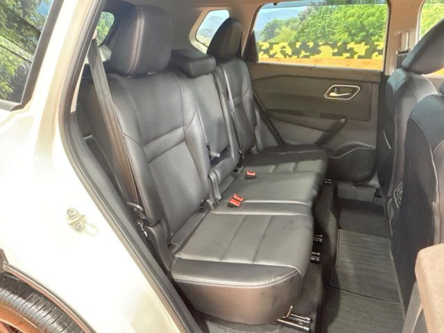 広々とした2列目シートは居住性が高く、居心地も快適!友達や家族とのお出かけにぴったりです。ベビーシートやチャイルドシート使用時も快適にお過ごしいただける十分な空間を確保しています。