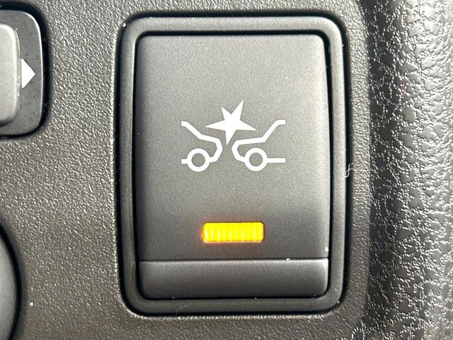 【エマージェンシーブレーキ】走行中に前方の車両等を認識し、衝突しそうな時は警報とブレーキで衝突回避と被害軽減をアシスト。より安全にドライブをお楽しみいただけます。