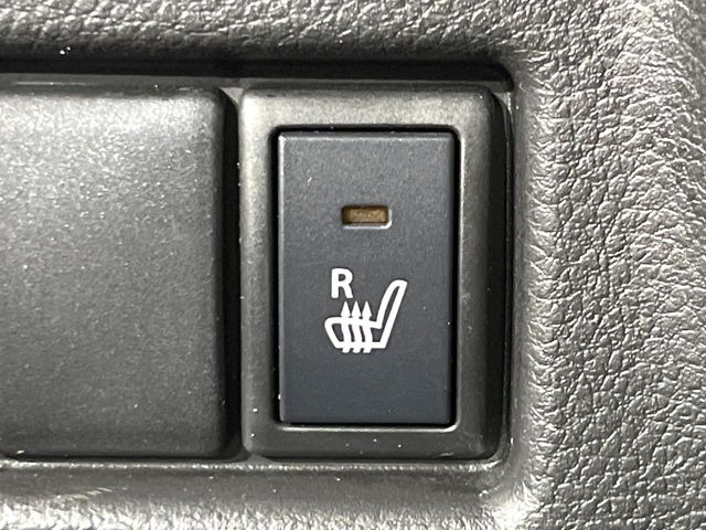 【シートヒーター】寒い日に重宝するシートヒーター!エアコンより早く温まってくれるので寒がりの人も安心ですね♪エアコンの温風は乾燥するから苦手、という方にもをおすすめです。