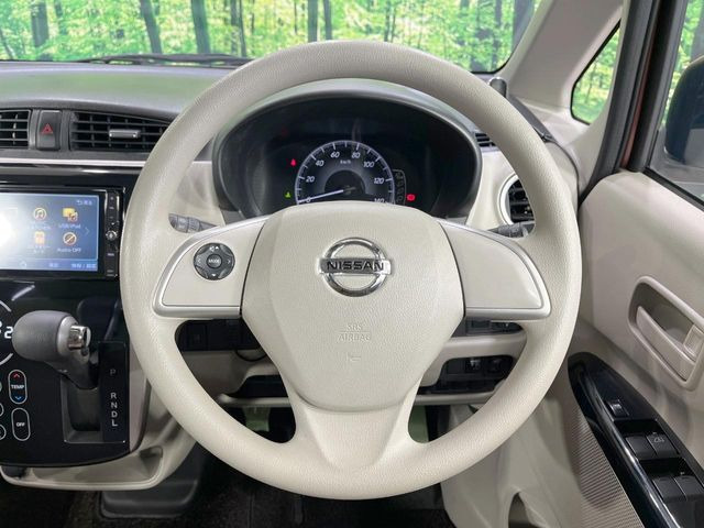 インテリアに合わせたデザインのステアリングは、運転される方のことも考え、運転しやすい形状、大きさです。是非一度、実際に触ってお確かめください。