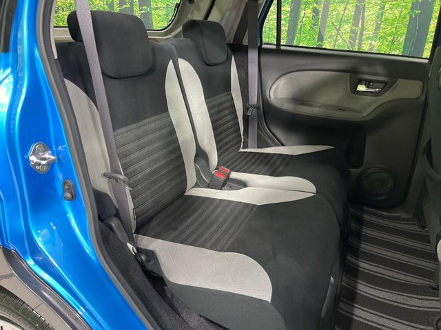 後部座席も気になるようなキズ・汚れやへたり等、大きなダメージはなく、良好な状態です。