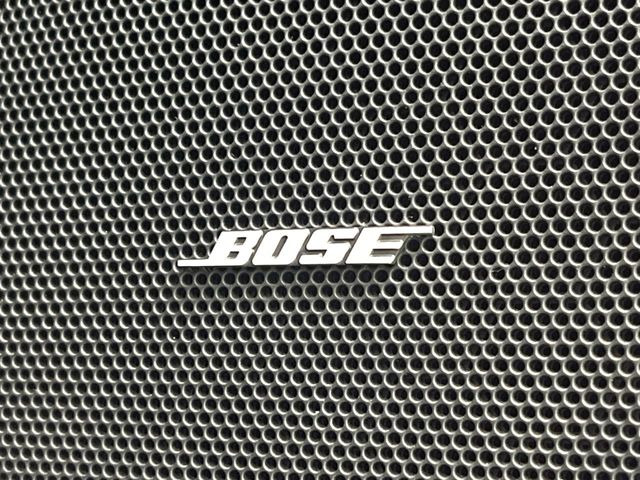 【BOSEサウンドシステム】メーカーオプションの高品位サウンドシステムを搭載。専用のチューニングが施された大小様々なスピーカーから良質なサウンドが奏でられ、臨場感あふれる音響空間を演出します。