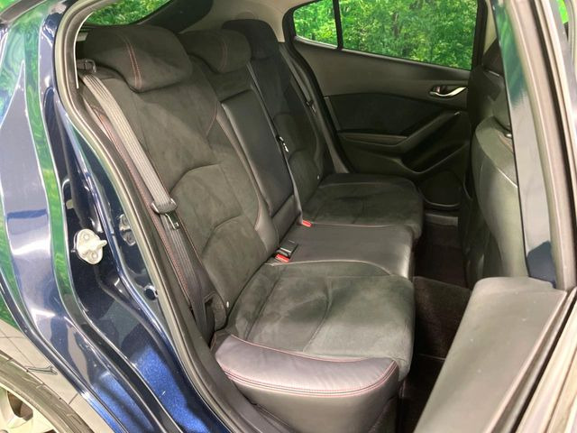 【ハーフレザーシート】高級感と座り心地を両立した人気のシート♪背面・座面のファブリック素材は、通気性の良さや滑りにくさに優れています。気温や服装に左右されず快適にお乗りいただけます。