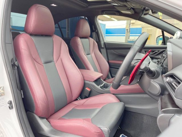 【本革シート】上質な本革を使用し、高級感あふれる本革シート。常に体に触れる部分だから、座り心地の良さにはこだわりたいですね♪汚れの付着や劣化を抑制する内装コーティング施工もおススメですよ♪