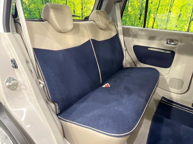 後部座席も気になるようなキズ・汚れやへたり等、大きなダメージはなく、良好な状態です。