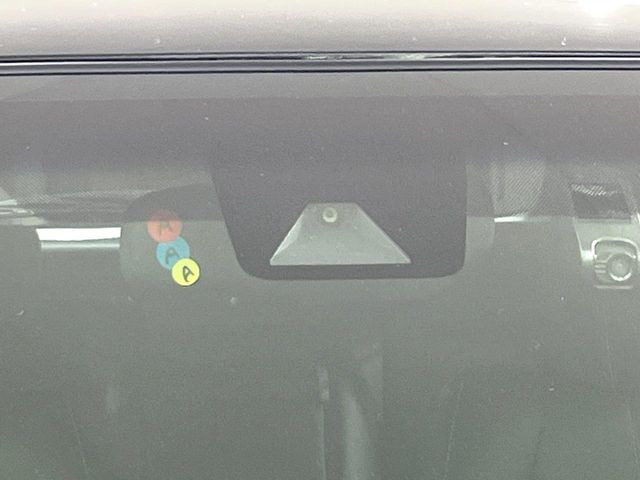 【プリクラッシュセーフティ】前方の車両等を検知し、衝突しそうな時は警報で注意を促し、ブレーキを踏む力をサポート。ブレーキを踏めなかった場合は衝突被害軽減ブレーキが作動、衝突回避をサポートします。