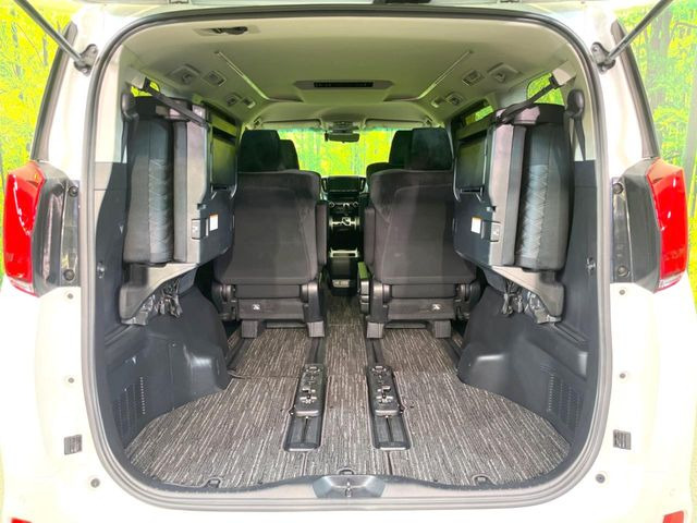 後席を格納すると、これだけの広さが!シーンに合わせたシートアレンジで、大きな荷物も積むことが出来ます♪