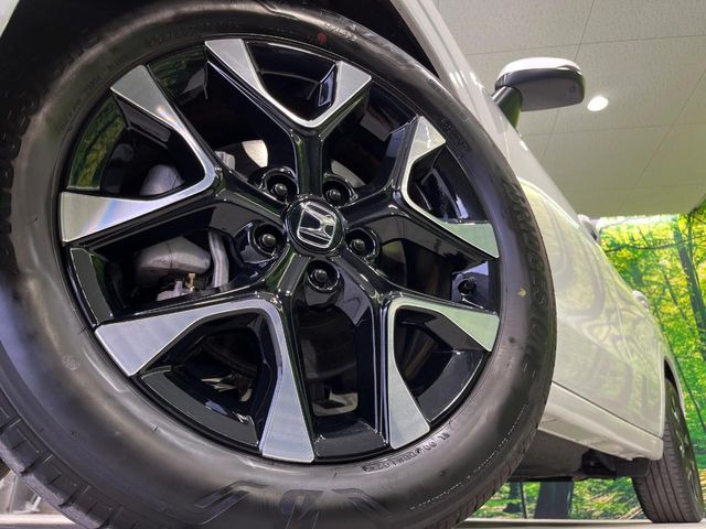 �y����18�C���`�A���~�z�C�[���z�O�ςɃ}�b�`���������A���~�z�C�[���𑕒����Ă���܂��B�e��ЊO�A���~�z�C�[����A�X�^�b�h���X�^�C�����戵�����Ă���܂��B���񂲑��k����������