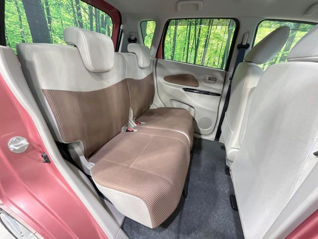 後部座席も気になるようなキズ・汚れやへたり等、大きなダメージはなく、良好な状態です。