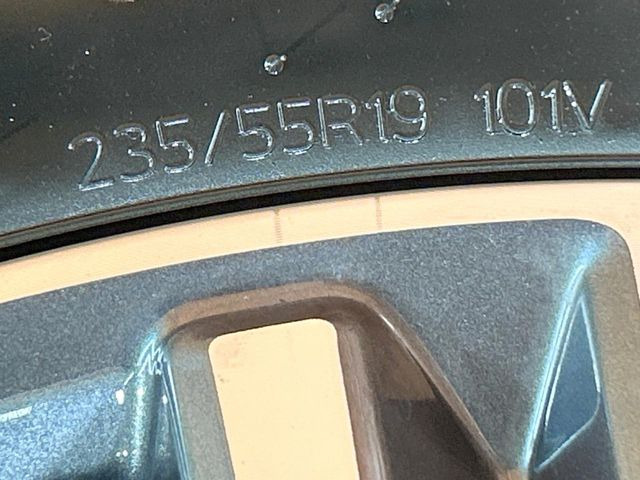 【純正19インチアルミホイール】外観にマッチした純正アルミホイールを装着しております。各種社外アルミホイールや、スタッドレスタイヤも取扱いしております。是非ご相談ください♪