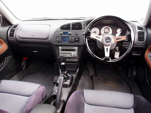 �������Y��Ƀ��[���N���[�j���O�ς݂ƂȂ�܂��B���΂��̌��ȏL����F���܂̏L����������܂���B����]�ɉ�����RECARO���Ȃǂ̃X�|�[�c�V�[�g�ɕύX���\�ł��B���C�y�ɂ����k�������܂�