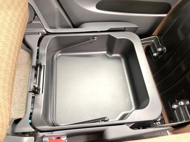 �y�V�[�g�A���_�[�{�b�N�X�z�V�[�g�̉��ɑ�e�ʂ̎��[�X�y�[�X��������Ă���A�C���ԃO�b�Y�ȂǁA�O���猩��ꂽ���Ȃ����̂�����������[�ł��ĕ֗�!