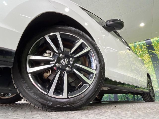 【純正アルミホイール】外観にマッチした純正アルミホイールを装着しております。各種社外アルミホイールや、スタッドレスタイヤも取扱いしております。是非ご相談ください♪