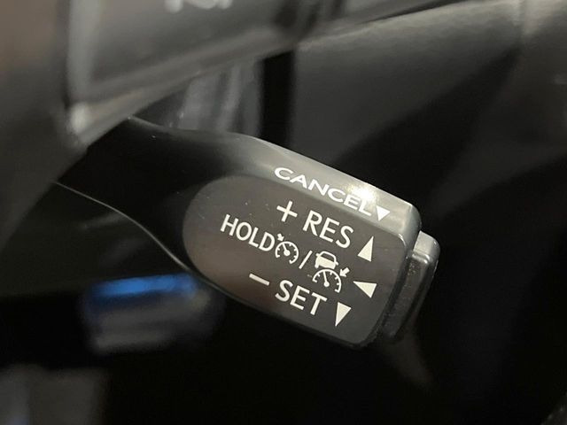 【レーダークルーズコントロール】高速道路での長距離走行が楽に!!自動で速度を保つクルーズコントロールが、衝突軽減システムと連携し、前方の車両を感知して車間を保つように速度調節してくれます!!