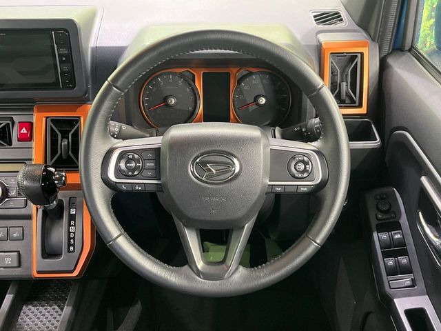 �C���e���A�ɍ��킹���f�U�C���̃X�e�A�����O�́A�^�]�������̂��Ƃ��l���A�^�]���₷���`��A�傫���ł��B�����x�A���ۂɐG���Ă��m���߂��������B