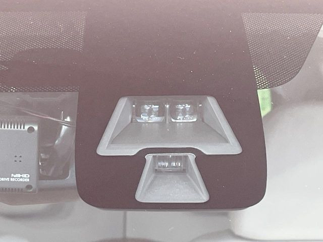 【エマージェンシーブレーキ】走行中に前方の車両等を認識し、衝突しそうな時は警報とブレーキで衝突回避と被害軽減をアシスト。より安全にドライブをお楽しみいただけます。