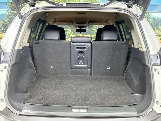 積み下ろしのしやすいデッキにはたっぷりと荷物を積み込んでいただけます。遊びから仕事まで、様々なシーンで頼れます♪