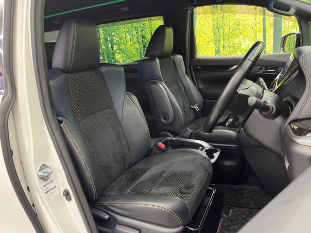 【ハーフレザーシート】高級感と座り心地を両立した人気のシート♪背面・座面のファブリック素材は、通気性の良さや滑りにくさに優れています。気温や服装に左右されず快適にお乗りいただけます。