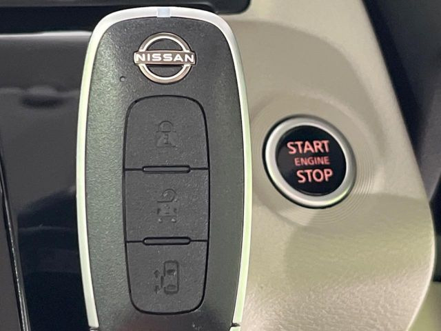 【インテリジェントキー】カバンやポケットに入れたままでもドアの施錠・解錠が可能なスマートキーを装備。エンジンのオン・オフ時もカギを取り出す必要が無いからとっても便利です♪