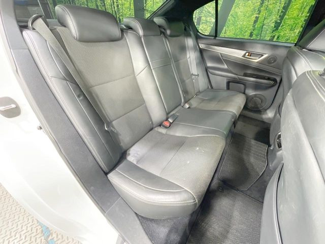 後部座席も気になるようなキズ・汚れやへたり等、大きなダメージはなく、良好な状態です。
