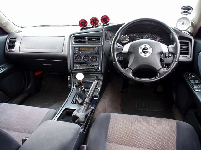 �������Y��Ƀ��[���N���[�j���O�ς݂ƂȂ�܂��B���΂��̌��ȏL����F���܂̏L����������܂���B����]�ɉ�����RECARO���Ȃǂ̃X�|�[�c�V�[�g�ɕύX���\�ł��B���C�y�ɂ����k�������܂�