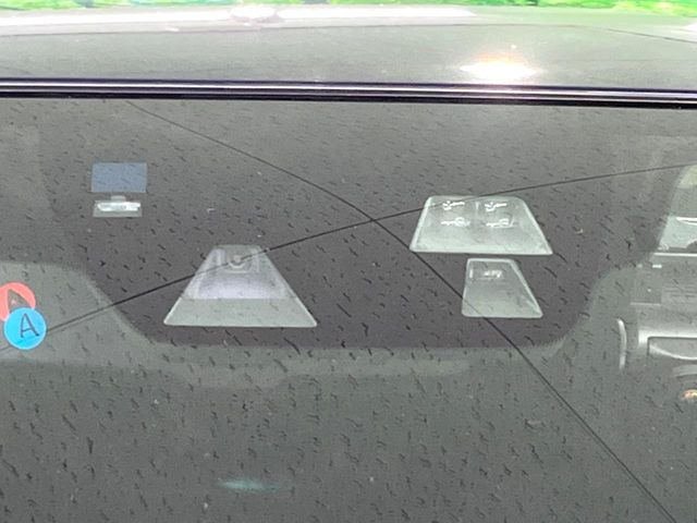 【スマートブレーキサポート】走行中に前方の車両等を認識し、衝突しそうな時は警報とブレーキで衝突回避と被害軽減をアシスト。より安全にドライブをお楽しみいただけます。