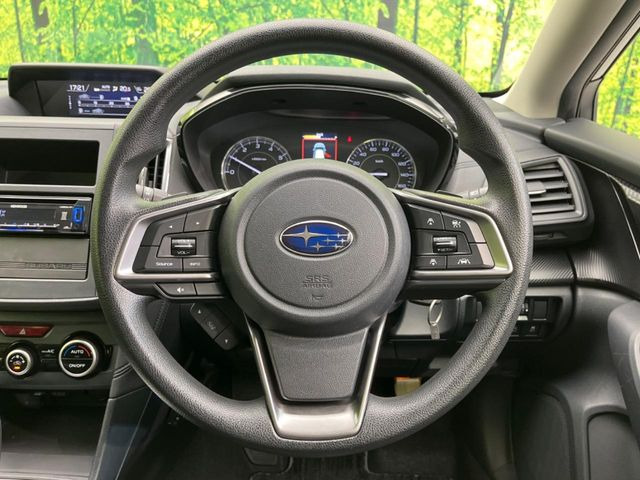 【パドルシフト】ハンドルから手を離さずに素早くシフトアップ&ダウンができるので、エンジンブレーキを使う下り坂や高速道路の合流で加速したい場面で役立ちます。