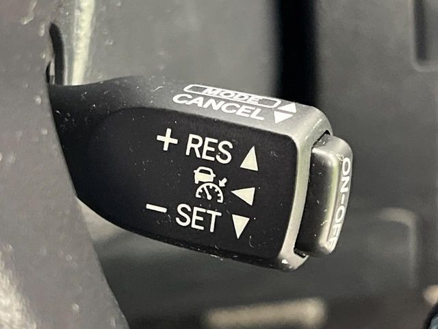 【レーダークルーズコントロール】高速道路での長距離走行が楽に!!自動で速度を保つクルーズコントロールが、衝突軽減システムと連携し、前方の車両を感知して車間を保つように速度調節してくれます!!