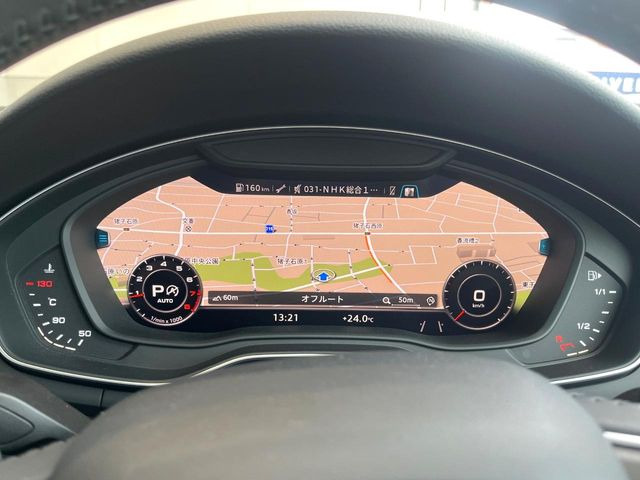 ���o�[�`�����R�b�N�s�b�g:�S�̂��t���p�l���ƂȂ��Ă����i�I�ȃ��[�^�[�p�l���B�ʏ�̃X�s�[�h���[�^�[�Ƃ��Ă̋@�\�͂������A�i�r�E�I�[�f�B�I�@�\�̊m�F�E������ł��A�^�]�ɏW�����₷���Ȃ��Ă���܂��B