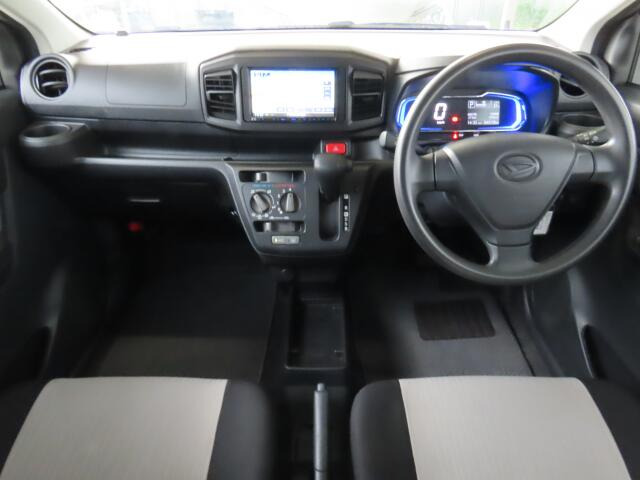 内外装の清掃・ガラス系ボディコーティングをCARクリーニング専門業者が施工いたしますので大変清潔。オリックス自動車ではみなさまに快適なドライブをお約束。