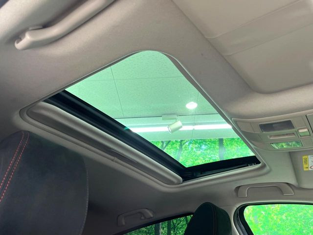 【サンルーフ】開放感たっぷりの希少装備、サンルーフが装着されています!車内に明かりを取り入れたり景色を楽しむ以外にも、車内の空気も簡単に換気できて快適です!