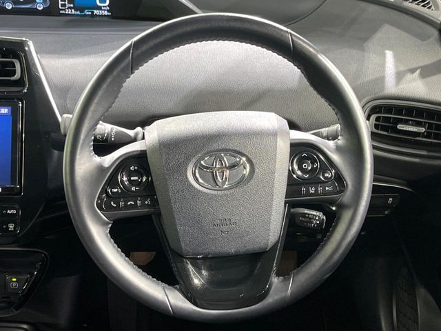 【純正革巻きステアリング】上質な革を使用することで、手にしっかり馴染みとても運転しやすいハンドルです♪