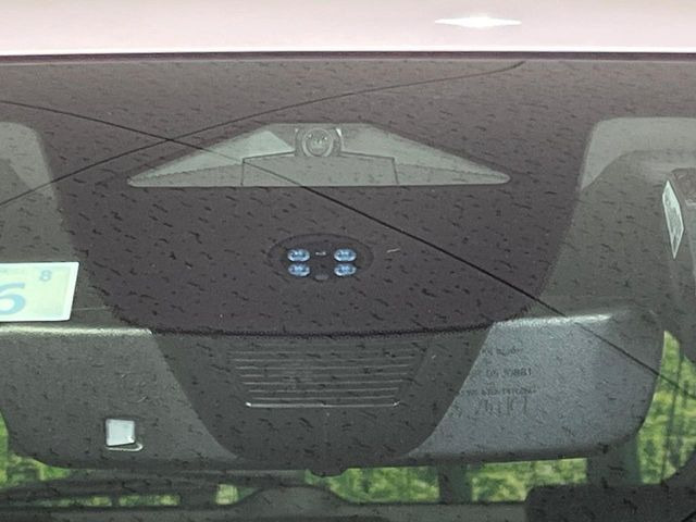 �y�z���_�Z���V���O�z���s���ɑO���̎ԗ�����F�����A�Փ˂������Ȏ��͌x��ƃu���[�L�ŏՓˉ���Ɣ�Q�y�����A�V�X�g�B�����S�Ƀh���C�u�����y���݂��������܂��B