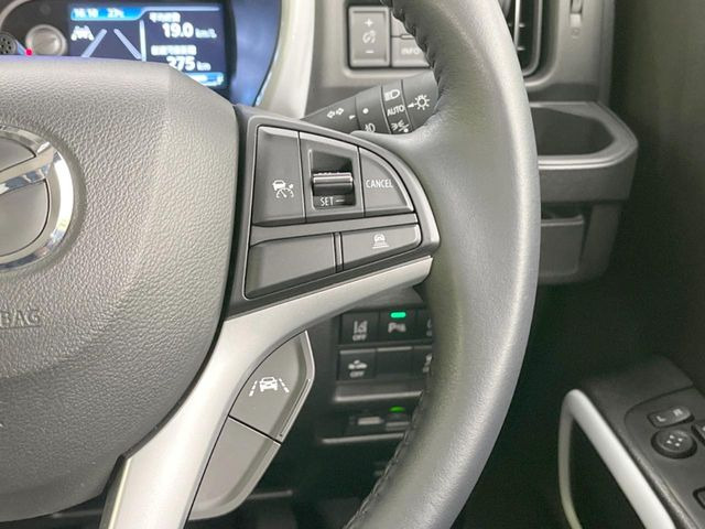 【レーダークルーズコントロール】高速道路での長距離走行が楽に!自動で速度を保つクルーズコントロールが、衝突軽減システムと連携し、前方の車両を感知して車間を保つように速度調節してくれます!!